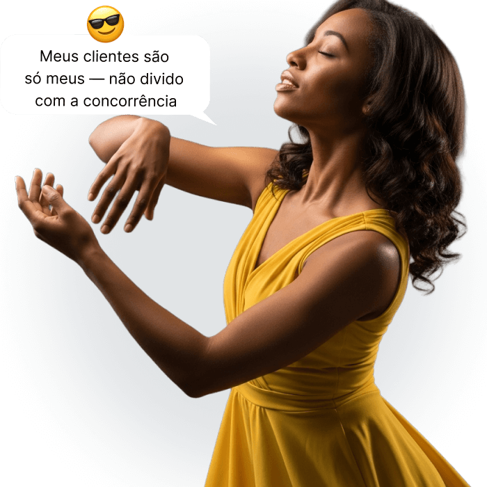 Mulher com vestido amarelo sorrindo e gesticulando, com balão de fala.